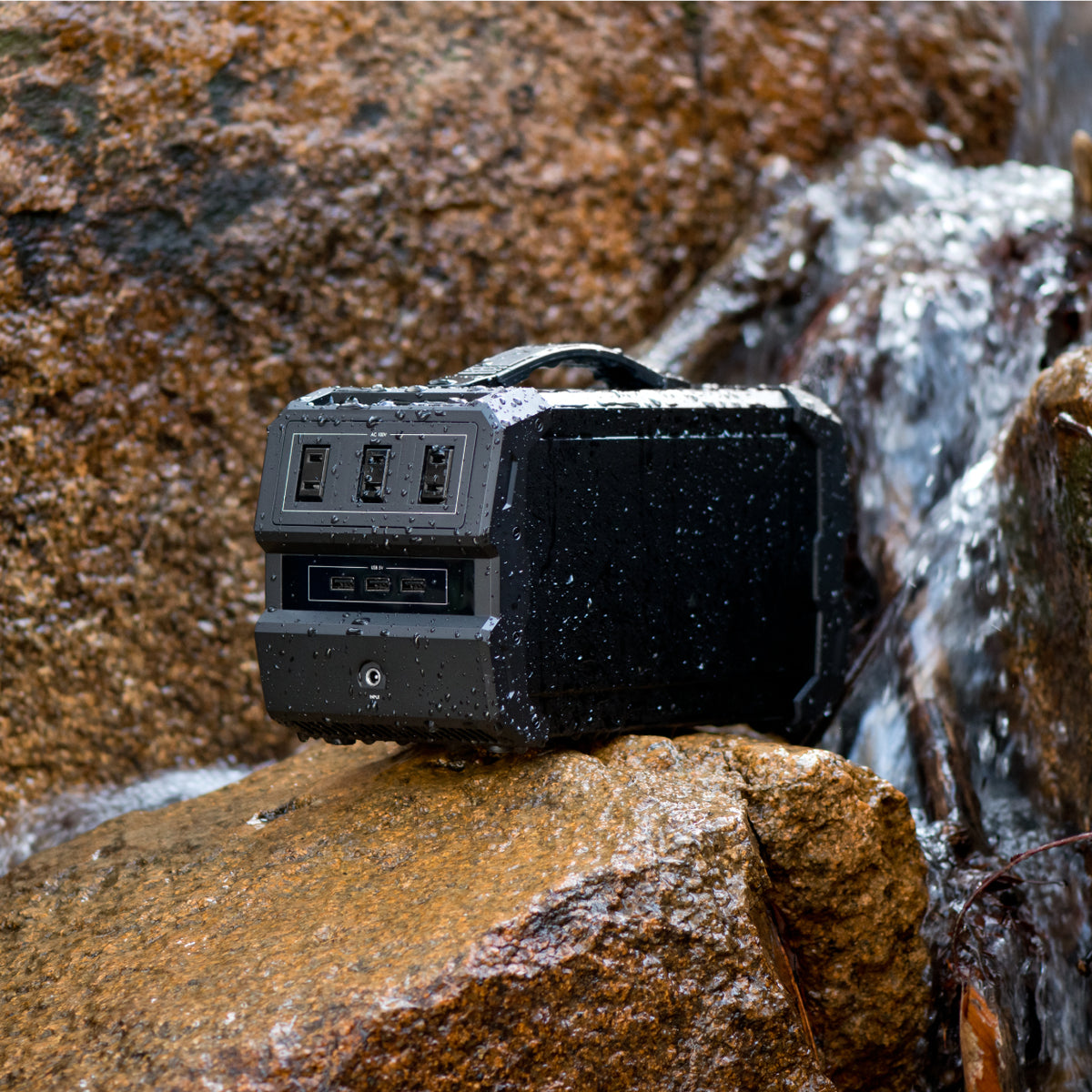 世界初防水仕様のポータブル電源 IP44 大容量444Wh 出力400W